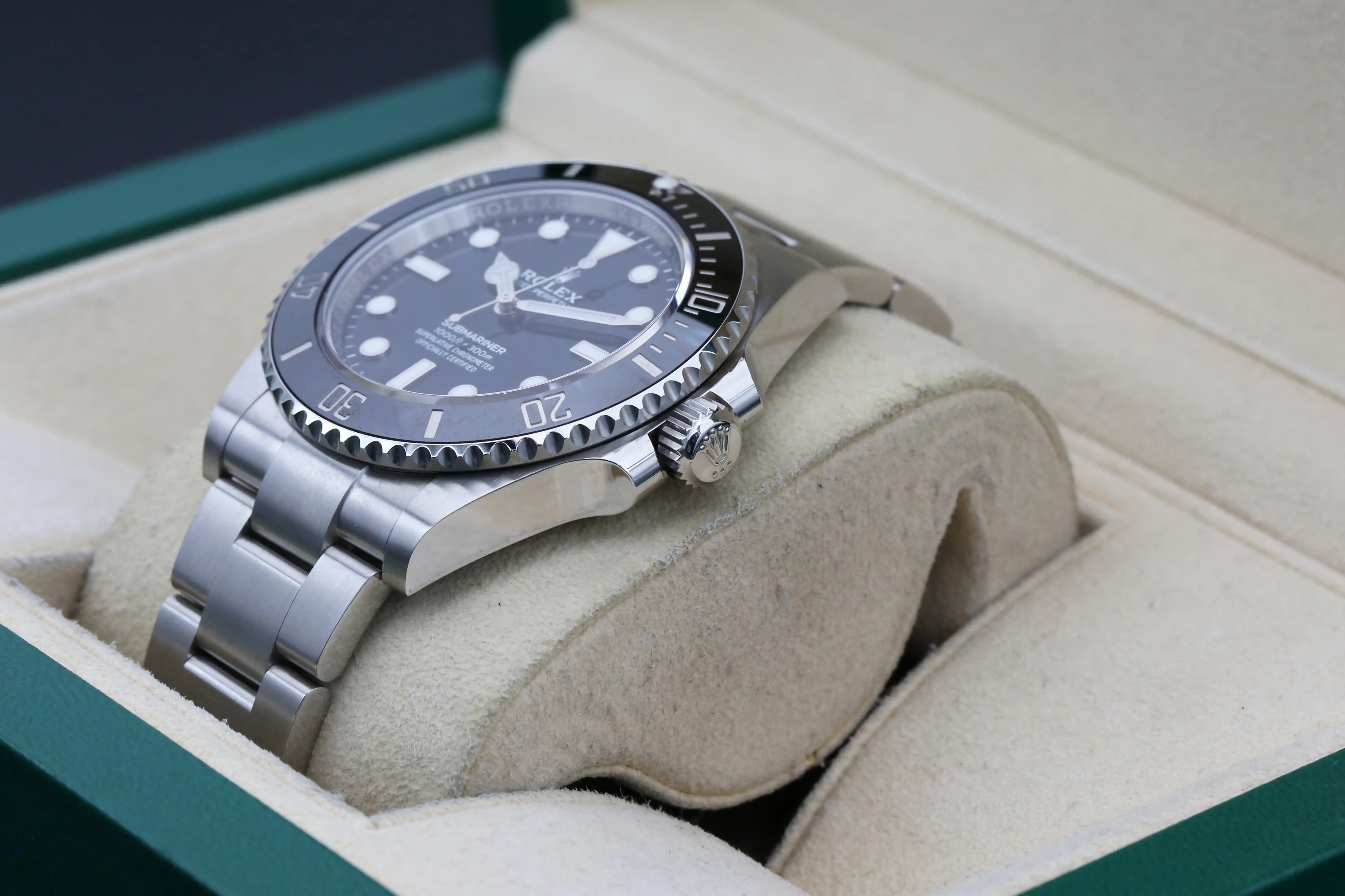 Rolex Submariner No Date Ref. 124060 - View 4