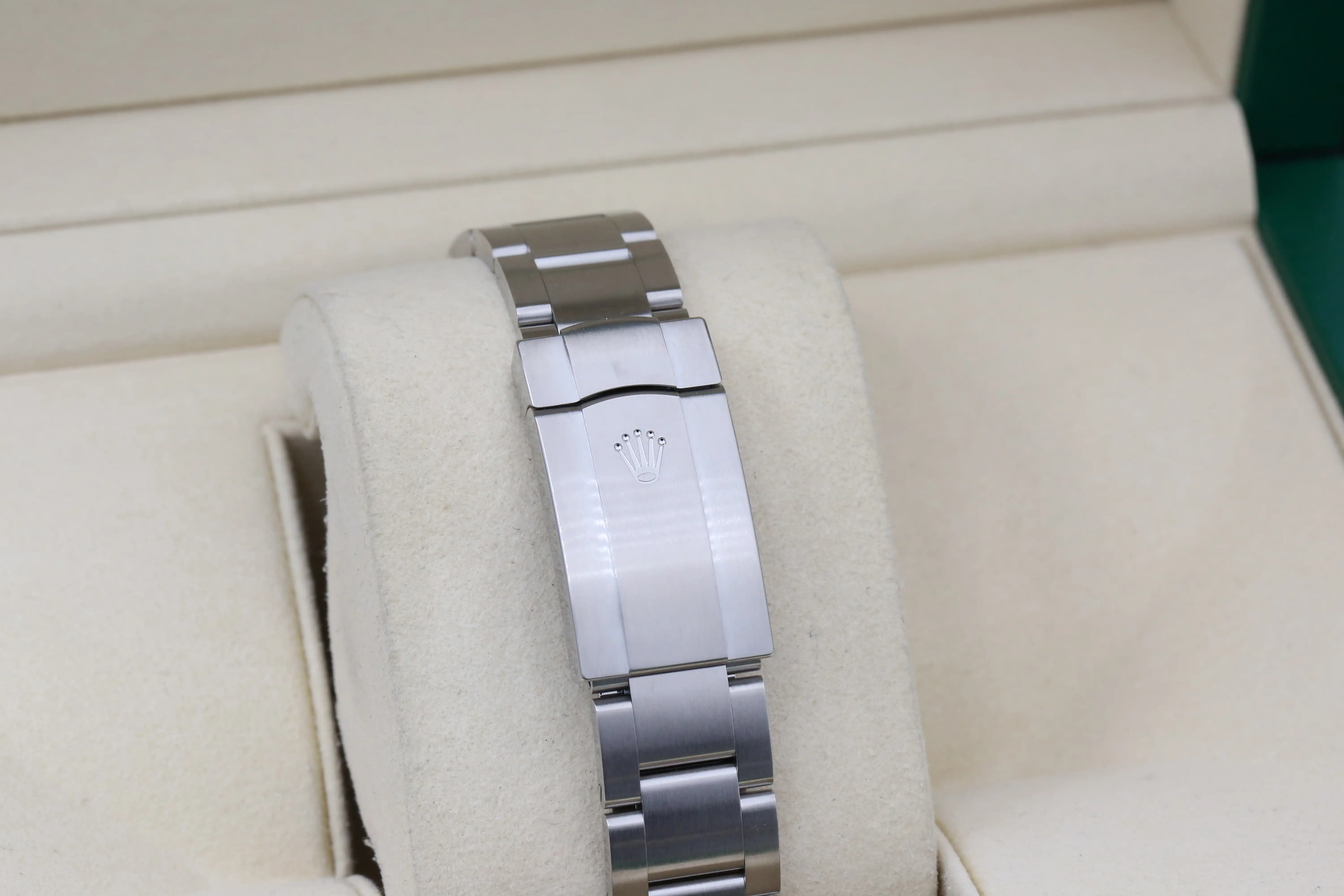 Rolex Oyster Perpetual 41 Ref. 124300 - View 3